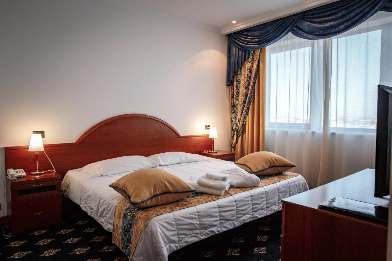 River Palace Hotel Atyrau Bagian luar foto